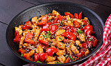 By på en fargesterk og smaksintens wok til middag