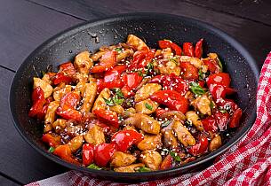 By på en fargesterk og smaksintens wok til middag