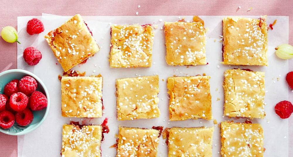 Blondies med stikkelsbærmarmelade