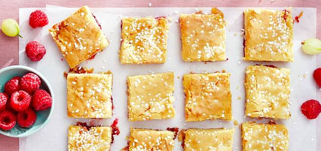 Blondies med stikkelsbærmarmelade