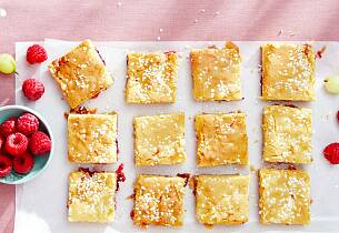 Blondies med stikkelsbærmarmelade