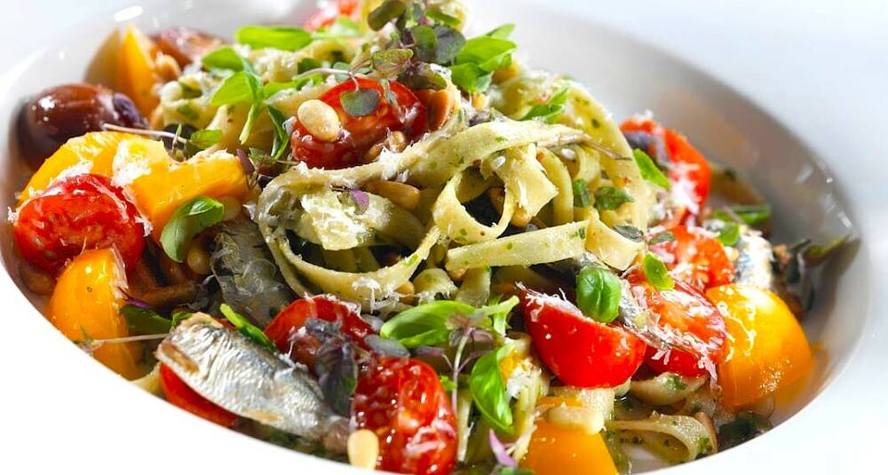Har du gode tomater, en boks sardiner og pesto, trenger du bare pasta for å være i mål