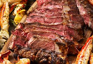 Kombiner entrecote med skalldyr på grillen