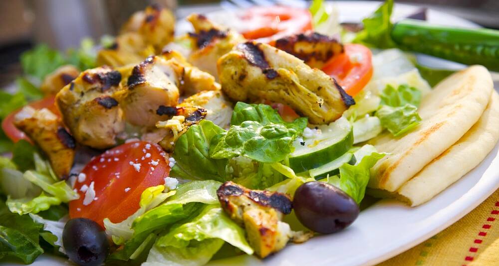 Når den greske salaten bygges ut med kylling, blir den ekstra mettende
