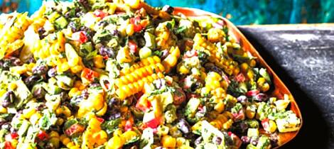 Lag en stor bolle mettende salat med mais, svarte bønner og avokado