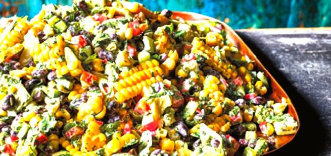 Salat med mais, svarte bønner og avokado