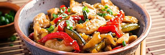 By på en fargerik kyllingwok med squash, sopp, paprika og vårløk