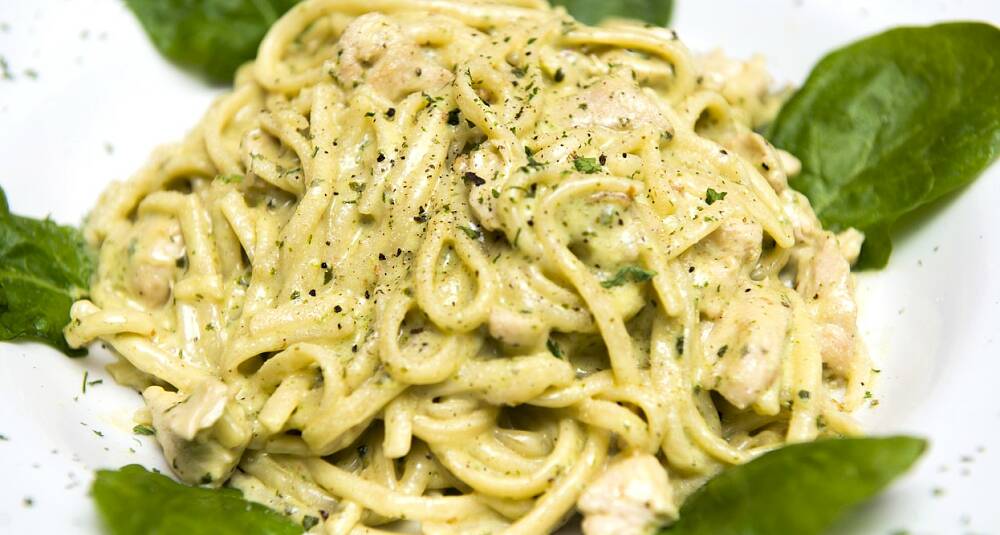 Sei og pasta med kremet saus og agurk