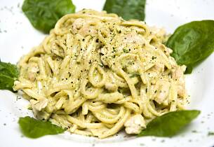 Sei og pasta med kremet saus og agurk