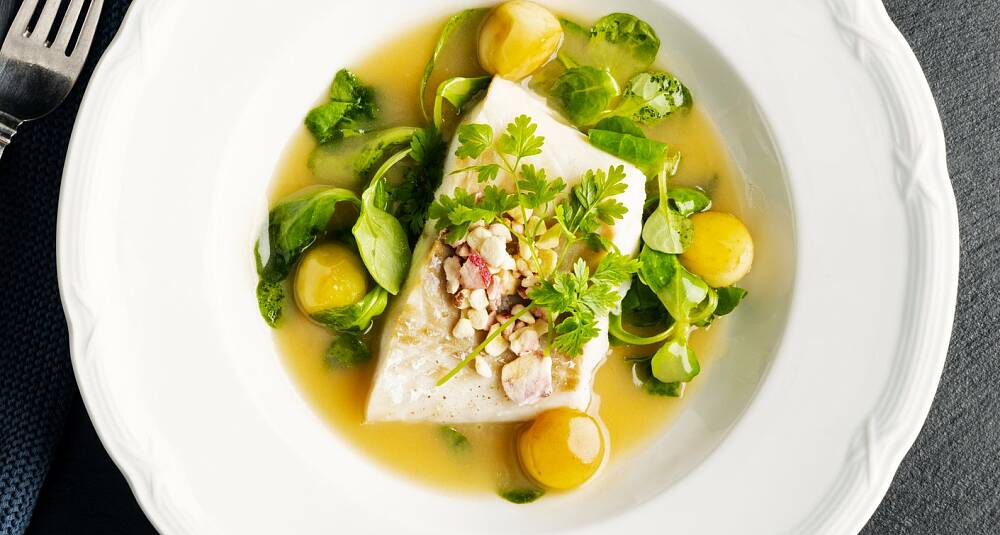 Bakt torsk med eple-beurre blanc, eplekuler og feltsalat