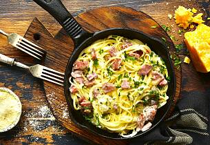 Spaghetti carbonara med røkt skinke