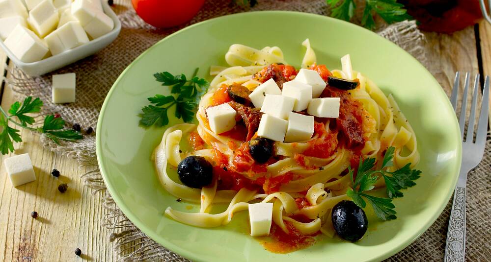 Tagliatelle med hvit geitost og soltørkede tomater