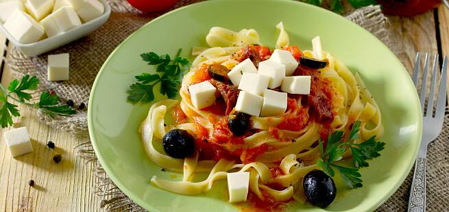 Tagliatelle med hvit geitost og soltørkede tomater