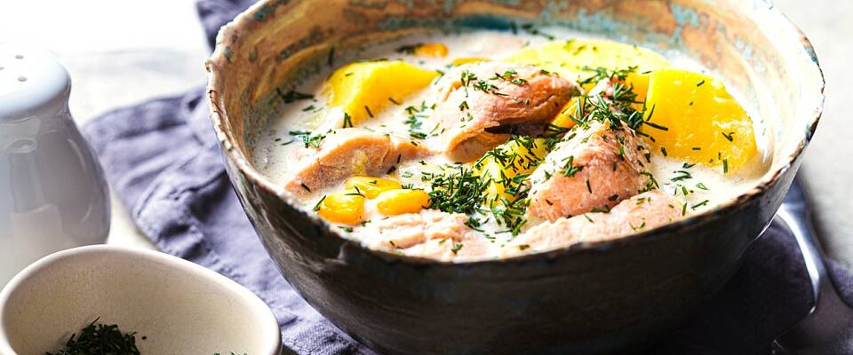 Lag en fyldig og kremet gryte med laks og høstens grønnsaker
