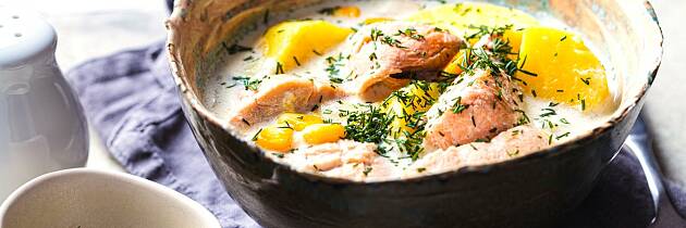 Lag en fyldig og kremet gryte med laks og høstens grønnsaker