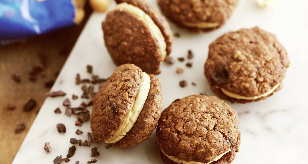 Sjokolade- og havrekaker med peanøttfrosting