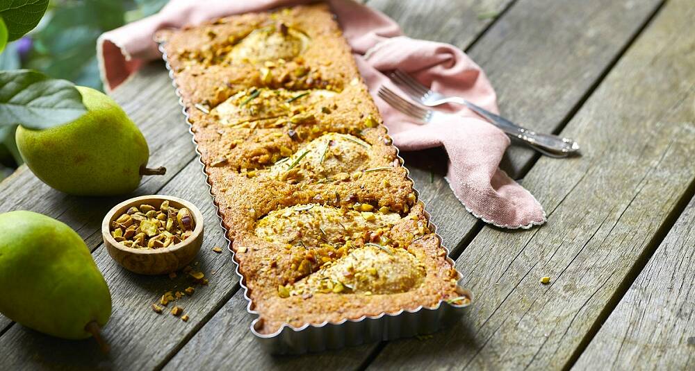 Nå er de norske pærene på sitt beste, prøv dem i denne glutenfrie kaken med rosmarin