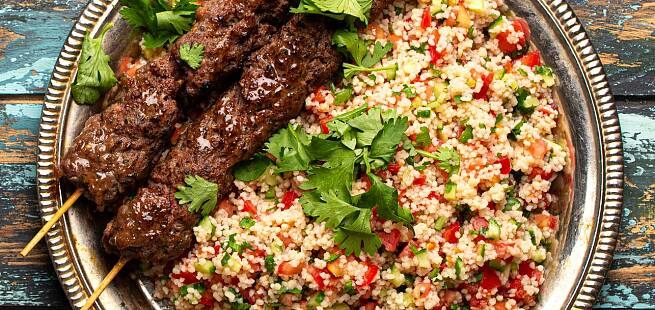 Kebab av renskåret kjøtt eller kjøttdeig med couscoussalat