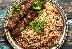 Kebab av renskåret kjøtt eller kjøttdeig med couscoussalat