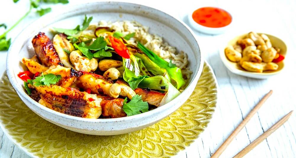 Wok med svinekjøtt, banan og cashewnøtter