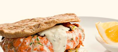 By på lakseburger med eller uten brød og en passe sterk chilikrem