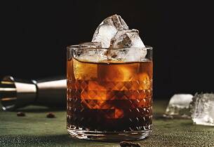 Black Russian drinkoppskrift med Stoli vodka og espressolikør