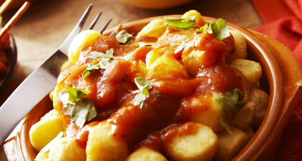 Patatas bravas   -   Poteter i pikant tomat- og løksaus