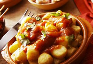 Patatas bravas   -   Poteter i pikant tomat- og løksaus