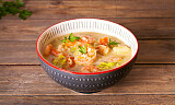 En fyldig suppe som denne kombinerer norske skalldyr med asiatiske ingredienser