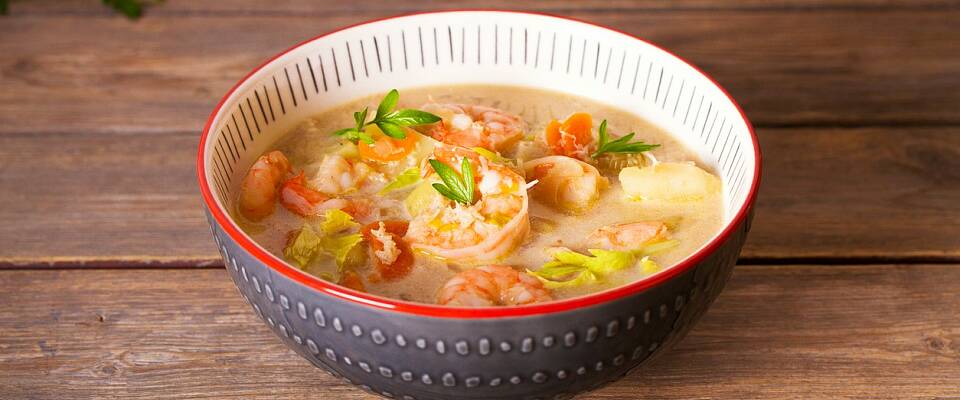 En fyldig suppe som denne kombinerer norske skalldyr med asiatiske ingredienser