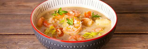 En fyldig suppe som denne kombinerer norske skalldyr med asiatiske ingredienser