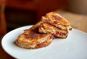 Brød fra i går, en pakke chorizo og litt ost og du er i smakshimmelen