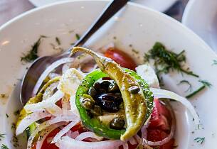 Med begge de berømte greske salatene på bordet, tenger du bare godt brød til