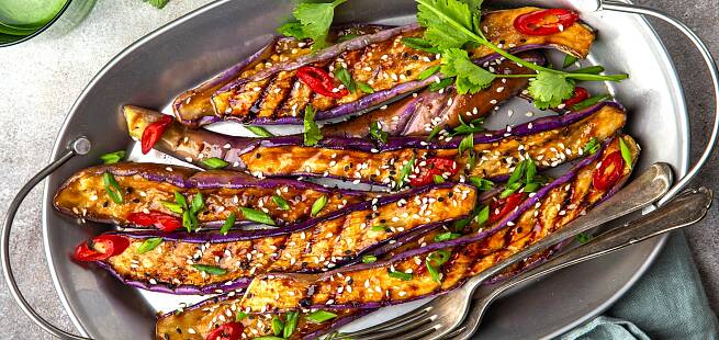 Grillet aubergine med miso og sesamfrø