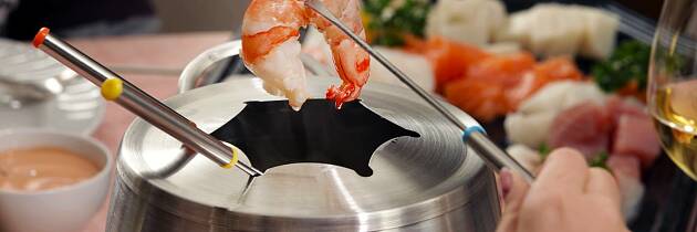 Skal du ha en virkelig avslappende og velsmakende middag med venner, gå for fiskefondue