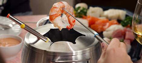 Skal du ha en virkelig avslappende og velsmakende middag med venner, gå for fiskefondue
