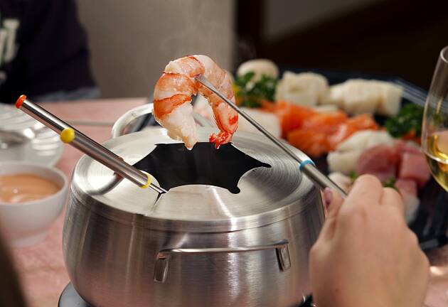 Skal du ha en virkelig avslappende og velsmakende middag med venner, gå for fiskefondue