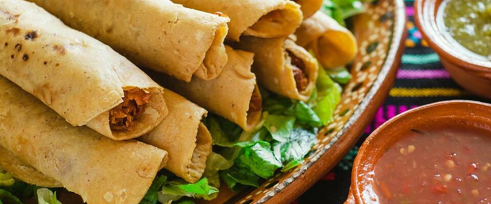 Disse meksikanske friterte tortilla-rullene fylt med kylling er avhengighetsskapende