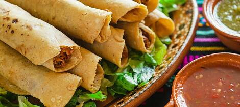 Disse meksikanske friterte tortilla-rullene fylt med kylling er avhengighetsskapende