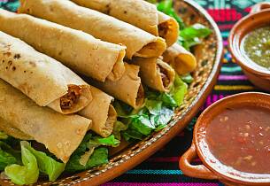 Flautas de pollo - friterte tortillas fylt med kylling