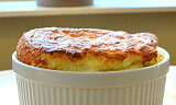 By på en luftig og kremet ostesufflé med Jarlsberg