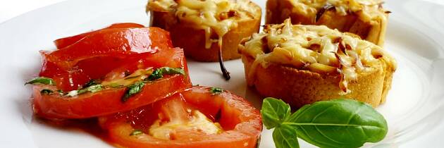 Prøv denne ekstra smaksrike tomatsalaten med myke og sprø crostinier