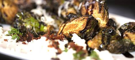 La den lekre sommerkålen får være stjerna på middagstallerken - her med fetaost og oliven