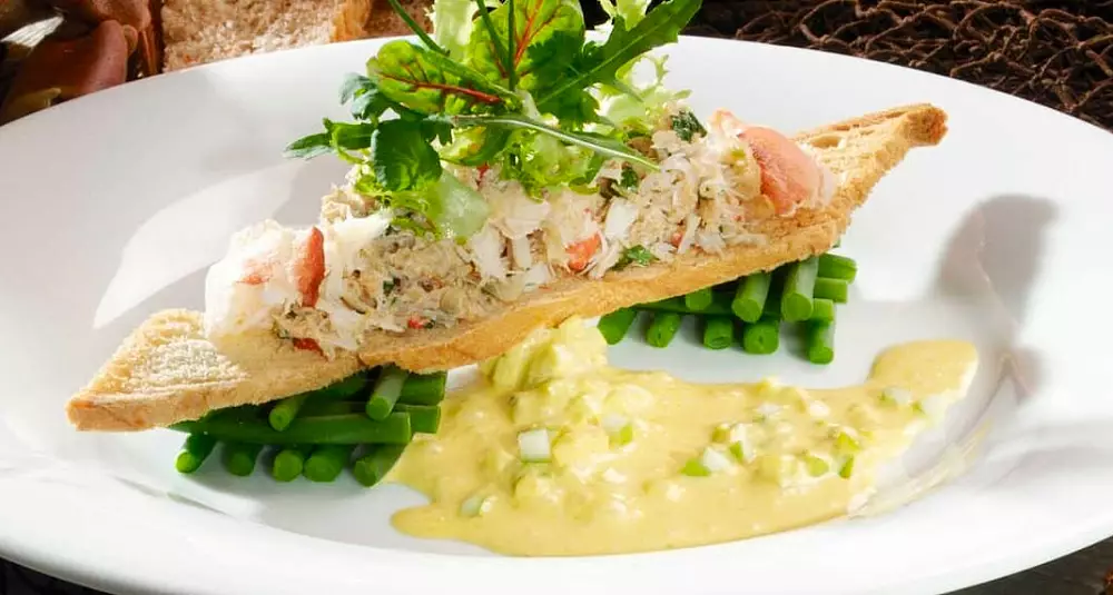 Krabbe med safransmørsaus