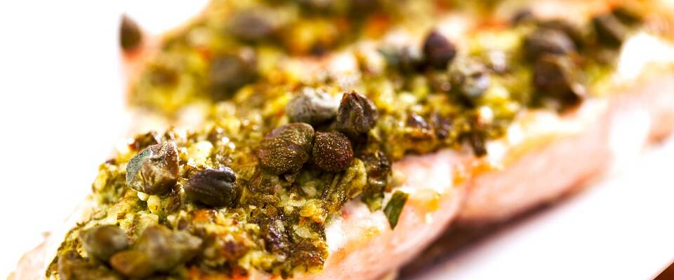 Med kapers og pesto-topping blir fiskemåltidet ekstra godt