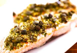 Med kapers og pesto-topping blir fiskemåltidet ekstra godt