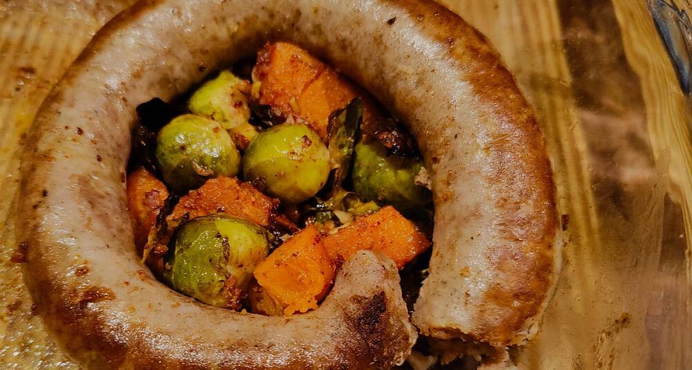 Grov julepølse med ovnsbakt gresskar og rosenkål - aperritif.no