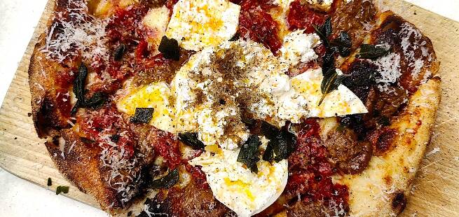 Pinsa Romana med burrata, jordskokk, soltørket tomat, salvie og trøffel