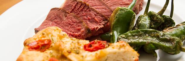 Fredagskosen ofres ikke selv om du gjør det lettvint med focaccia toppet med biff og tomat