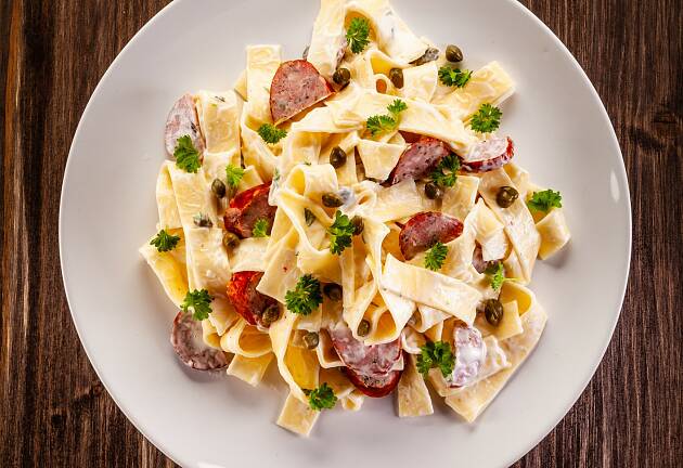 Så raskt lager du en pastarett med kremet saus og rester av pølser